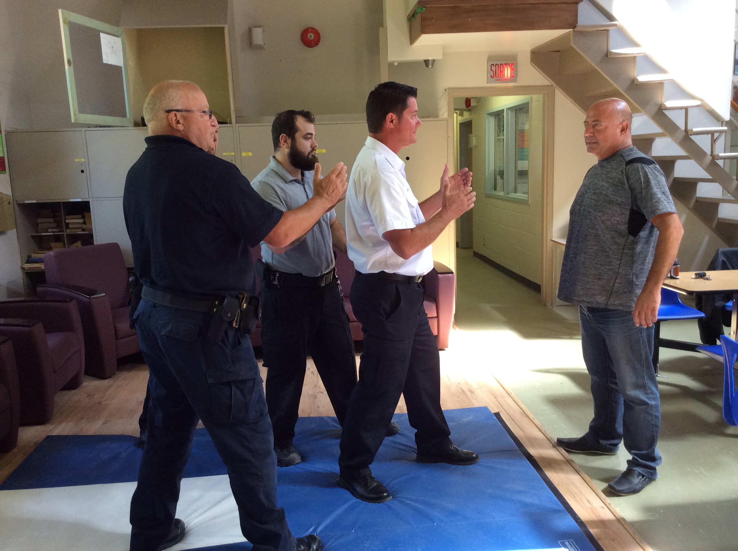 travail en &eacute;quipe pour limiter la libert&eacute; de mouvement