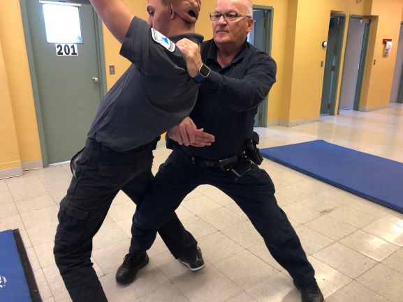 Technique de mise des menottes par contr&ocirc;le articulaire